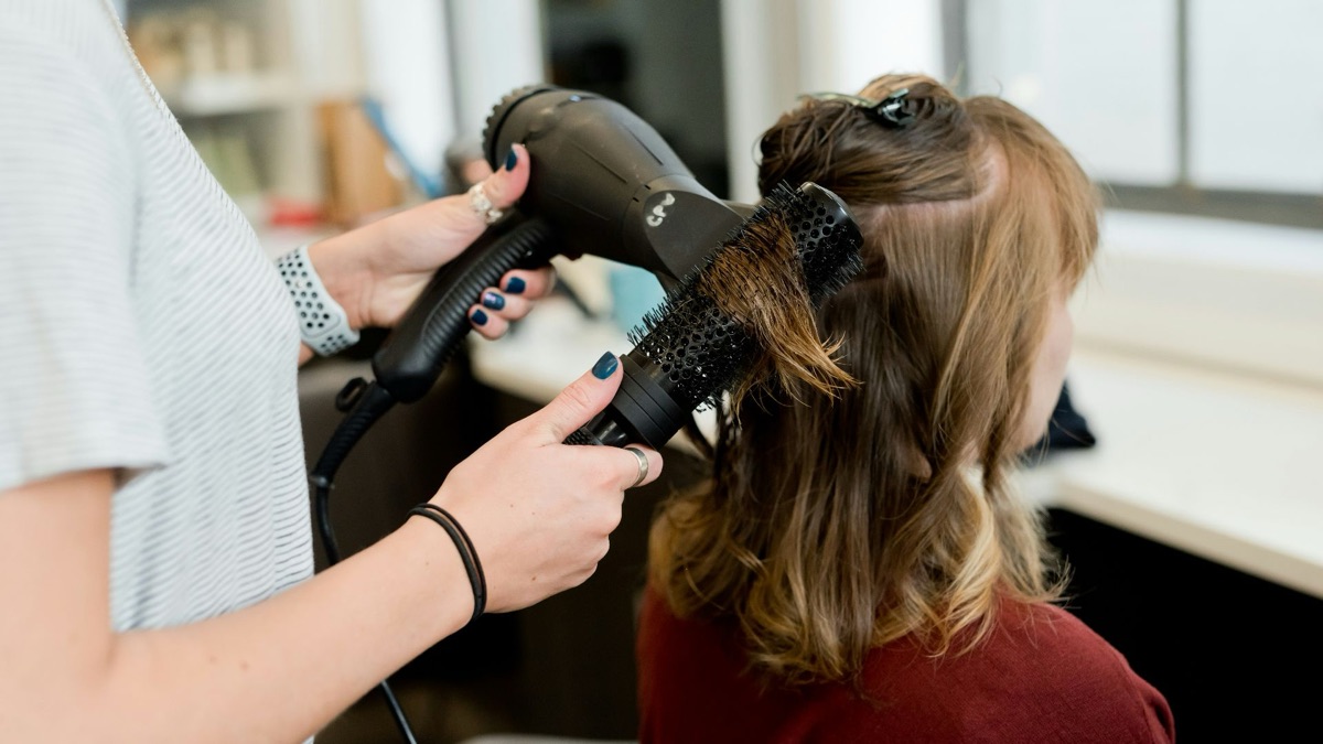 5 Annoying Things You Do That Your Hair Stylist Hates